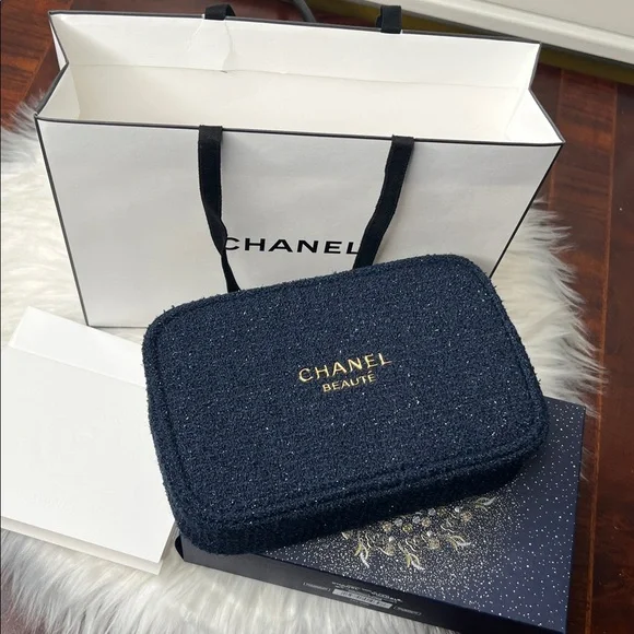 Chanel Limited Set:Serum, Lipstick, Cosmetic Bag, A Card, Ribbons & Shopping Bag - Picture 11 of 17